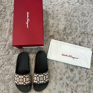 NWT womens Ferragamo groovy st. Slides size 7